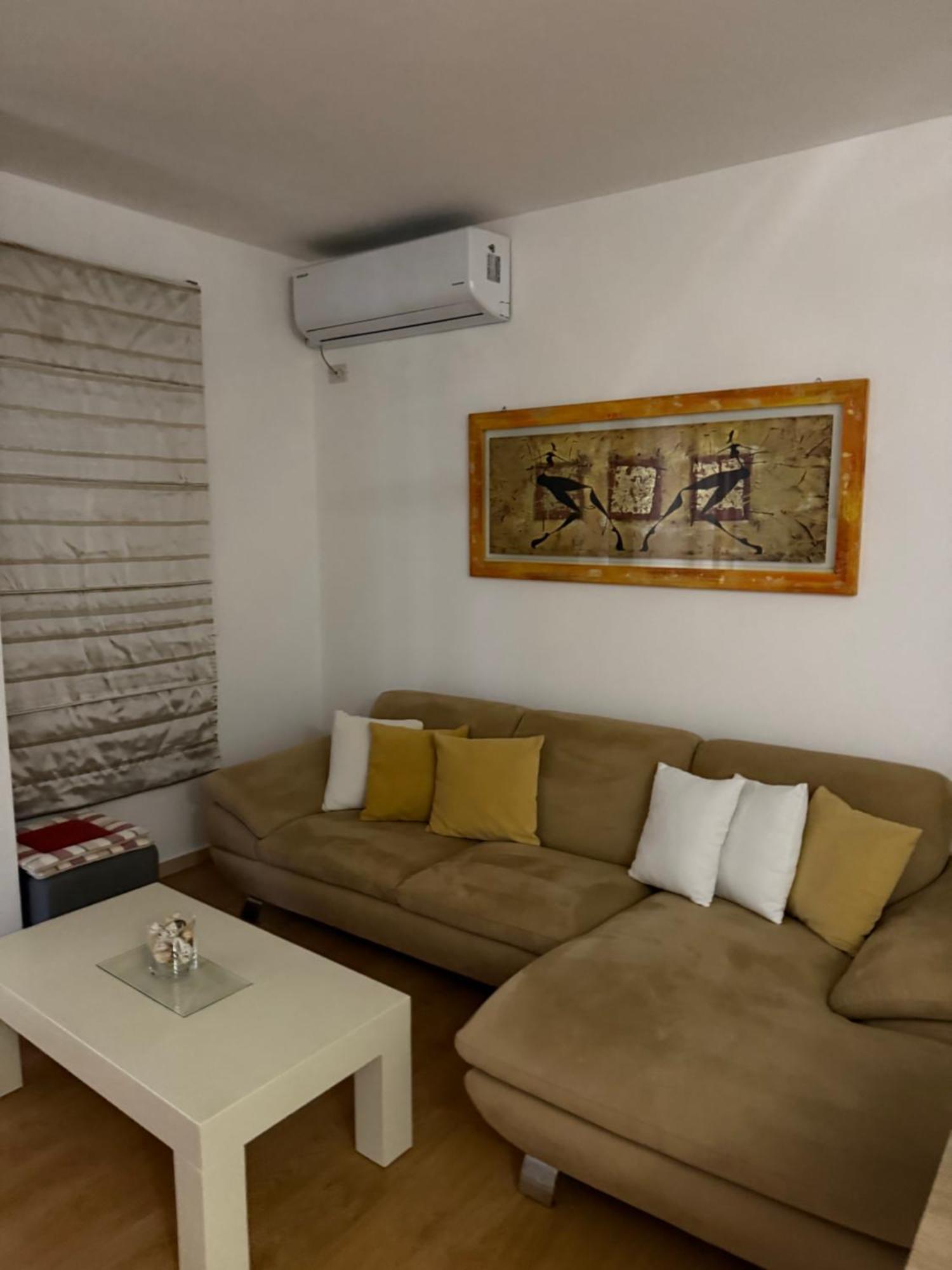 Em Apartment *